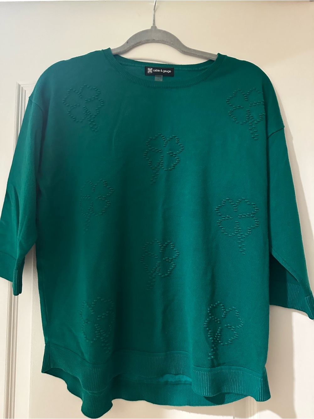 Cable & Gauge Green Four- leaf clover 3/4 Sleeve Sweatshirt Top
